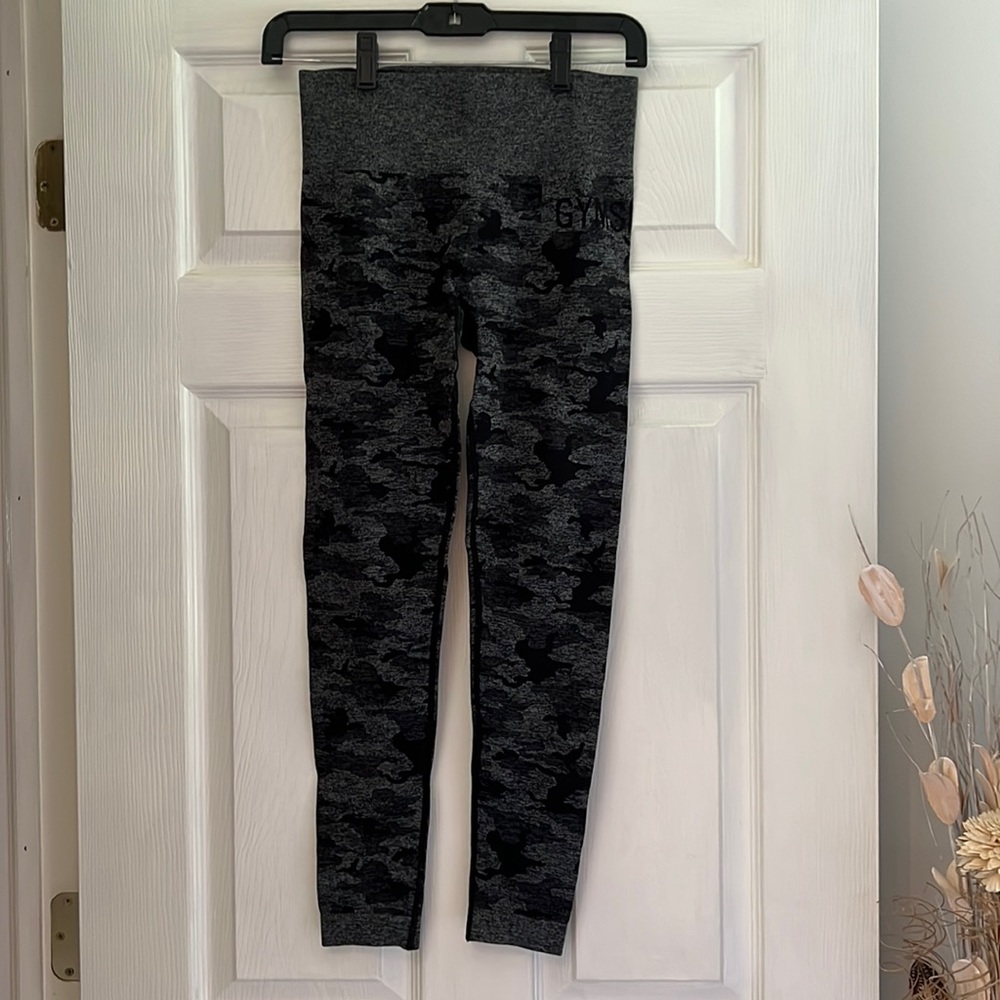 Gymshark Black Camo Seamless Leggings with Butt Scrunch - Size S